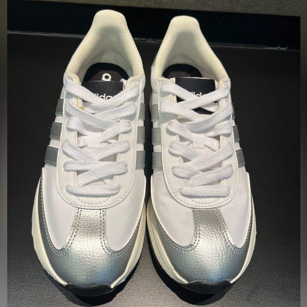 Big Kids Adidas Run 70’s 2.0 Size 6.5 = Women’s Size 8